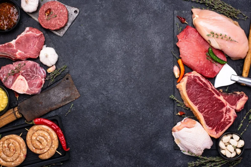 Tabla oscura con embutidos y carnes curadas