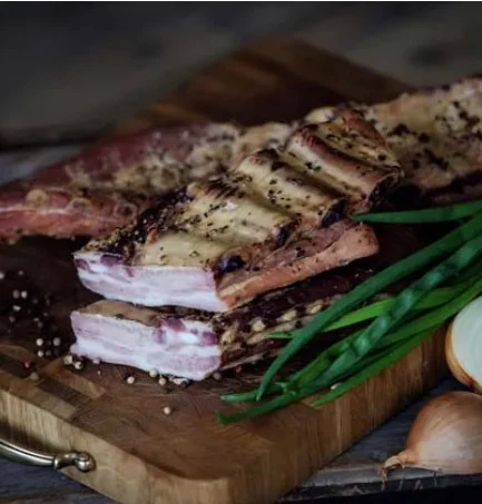 Costillas de cerdo asadas con especias y cebollín